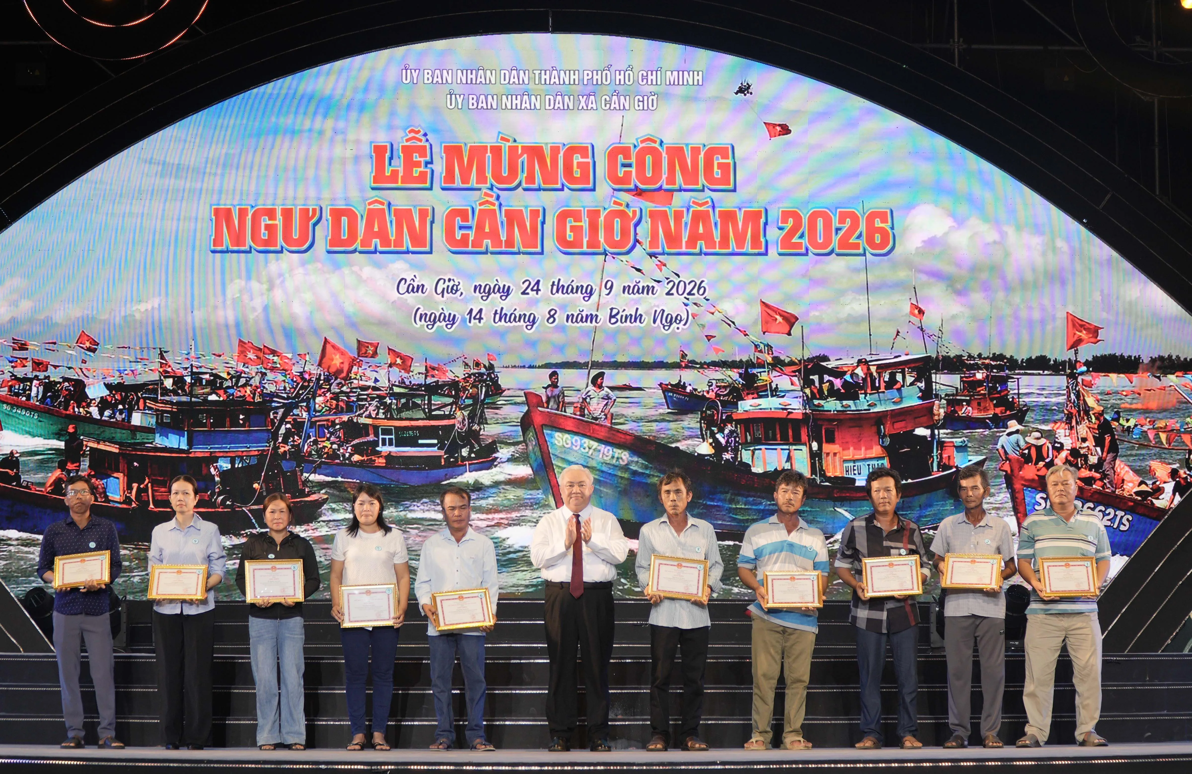 Nguyễn Ngọc Vũ, Bí thư Đảng ủy xã, Chủ tịch Hội đồng nhân dân xã Cần Giờ  Trao tặng giấy khen.  
