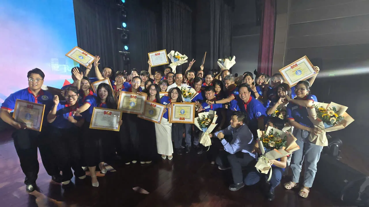 Niềm hân hoan hạnh phúc của các tình nguyện viên của chương trình Tiếp sức mùa thi khi nhận được bằng khen - Ảnh Bá Nam