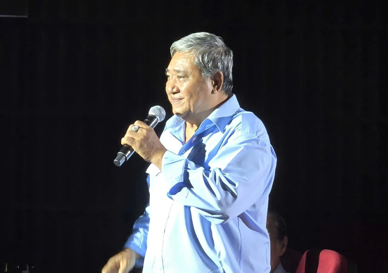 Ông Thạch Ngọc Khanh - 76 tuổi, phường Bình Thạnh đội xe ôm bến xe Miền Đông tình nguyện chở miễn phí cho phụ huynh và học sinh đến thi tại TPHCM - Ảnh Bá Nam