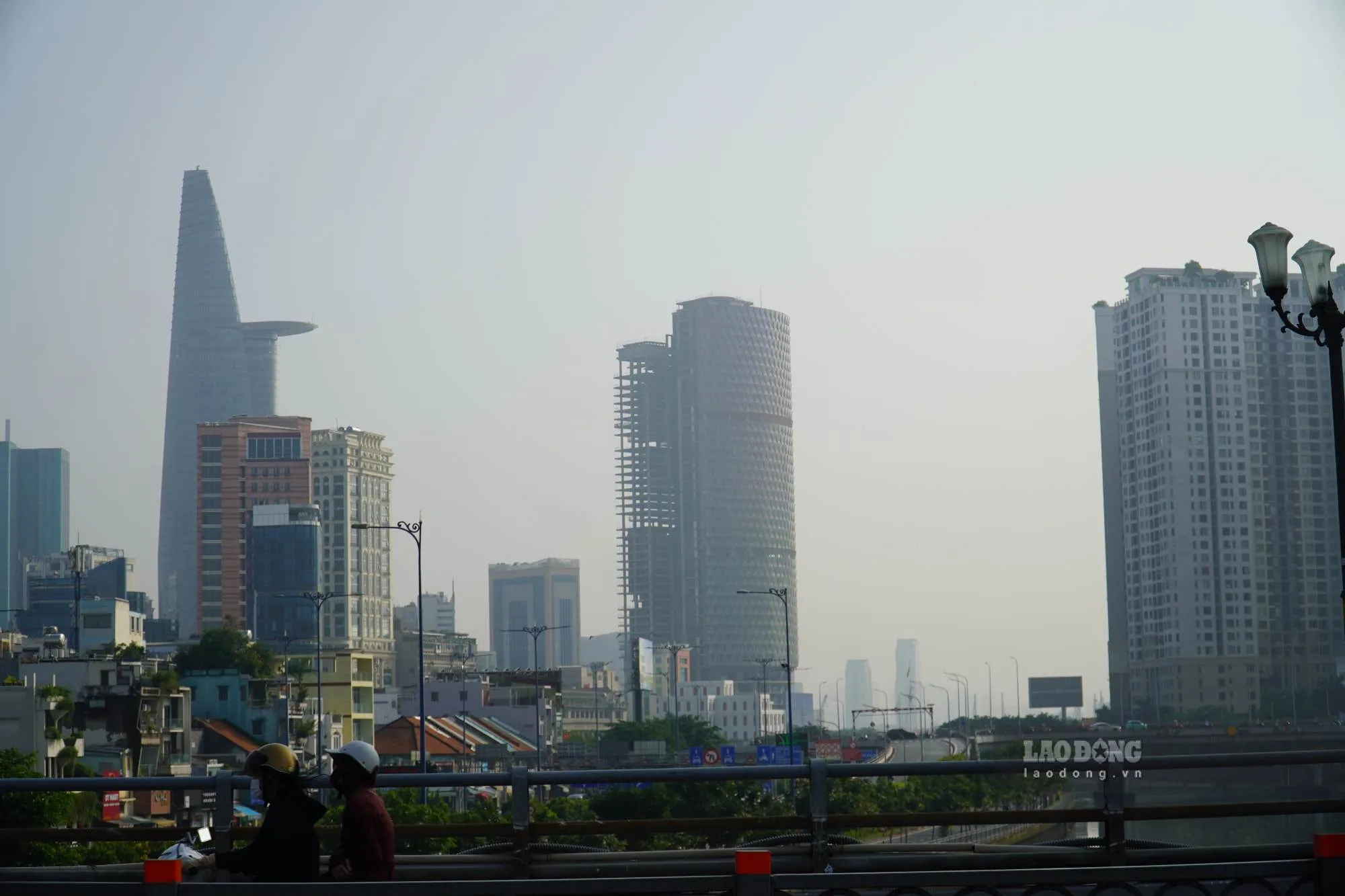 TP. Hồ Chí Minh mù đục sáng 27/9, chất lượng không khí ở mức đáng lưu ý - Ảnh 3.