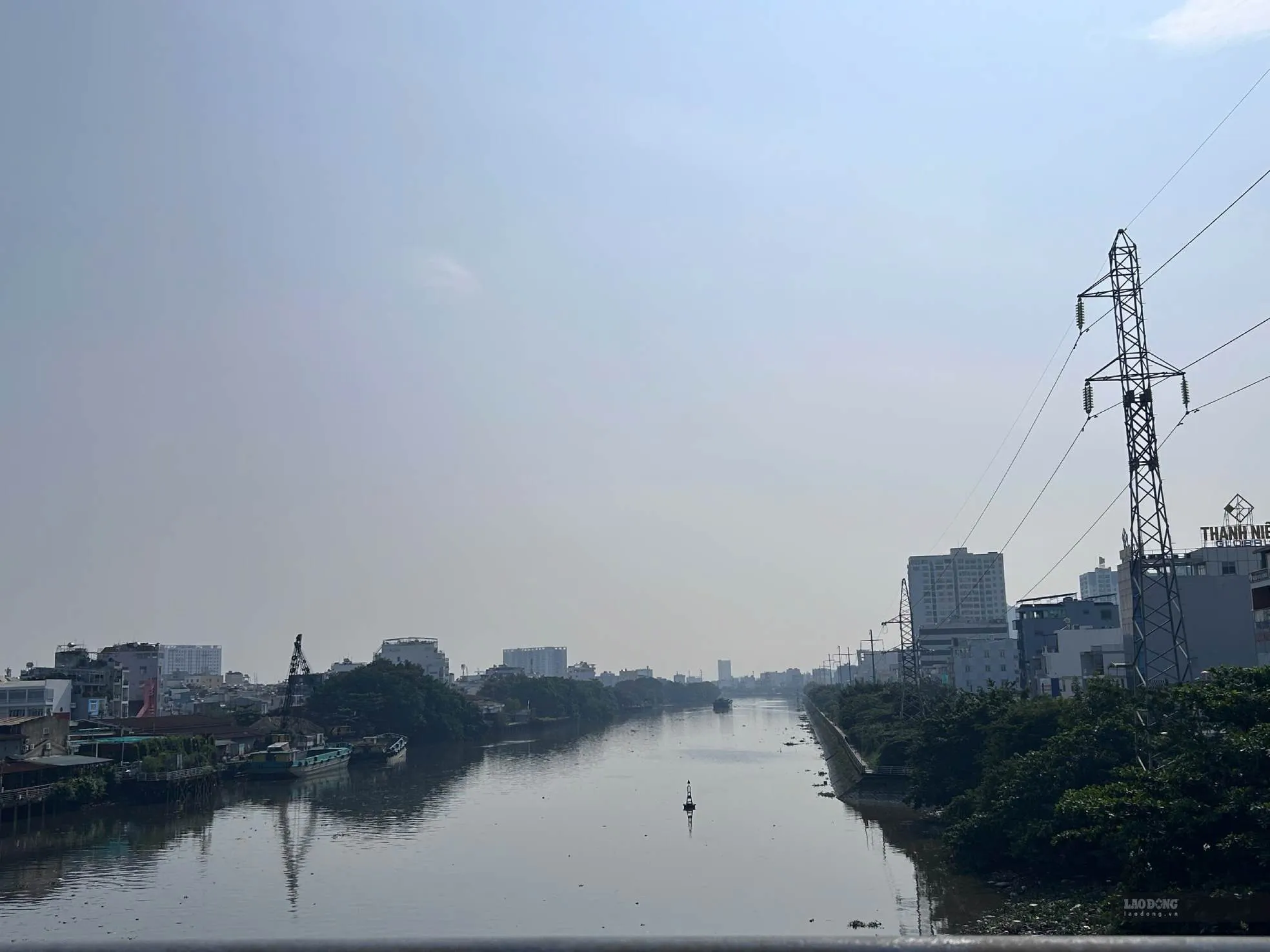 TP. Hồ Chí Minh mù đục sáng 27/9, chất lượng không khí ở mức đáng lưu ý - Ảnh 2.