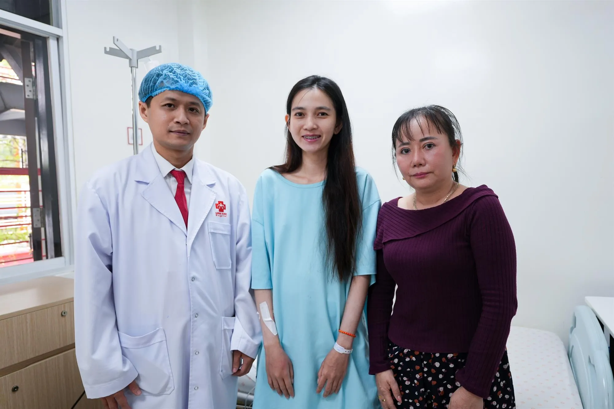 BS Chụp cùng BN và Phiên dịch