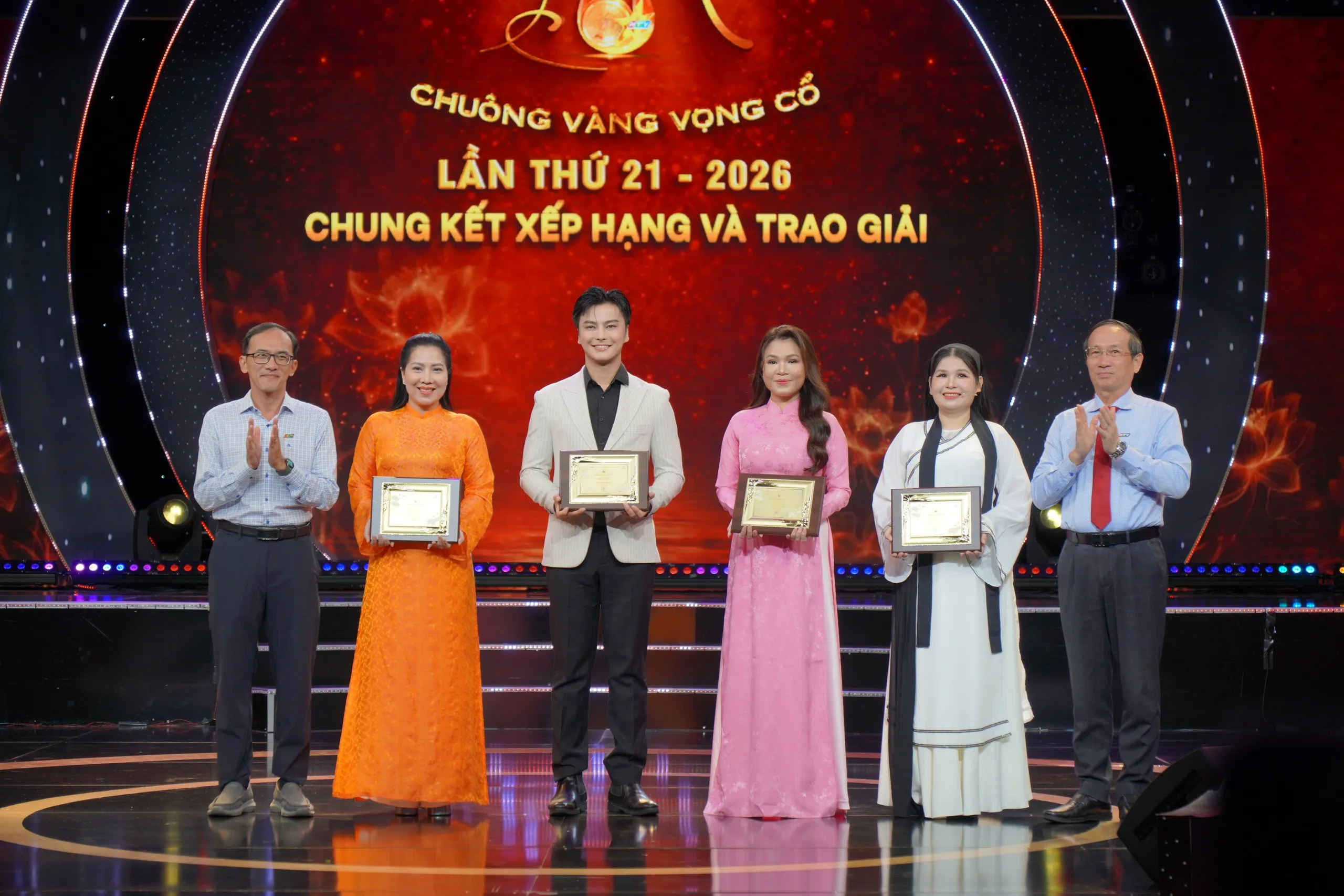 Toàn cảnh đêm vinh danh Chuông vàng vọng cổ 2026: Trọn vẹn cảm xúc - Truyền lửa đam mê - Ảnh 34.