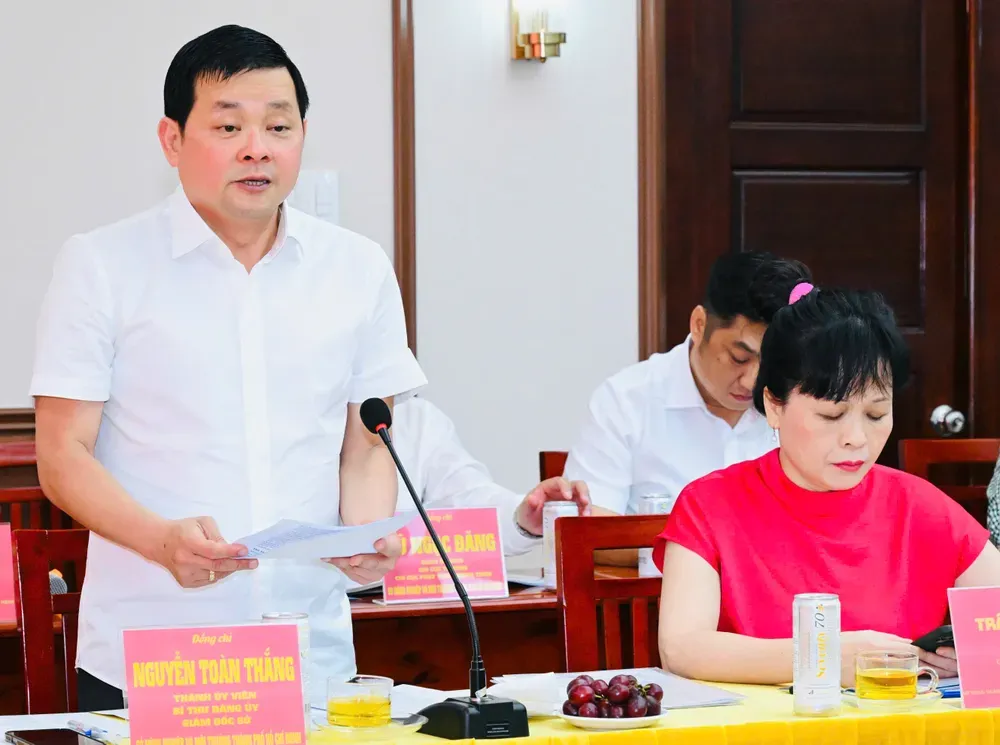 Giám đốc Sở NN-MT TP.HCM Nguyễn Toàn Thắng báo cáo tại buổi khảo sát. Ảnh: VIỆT DŨNG