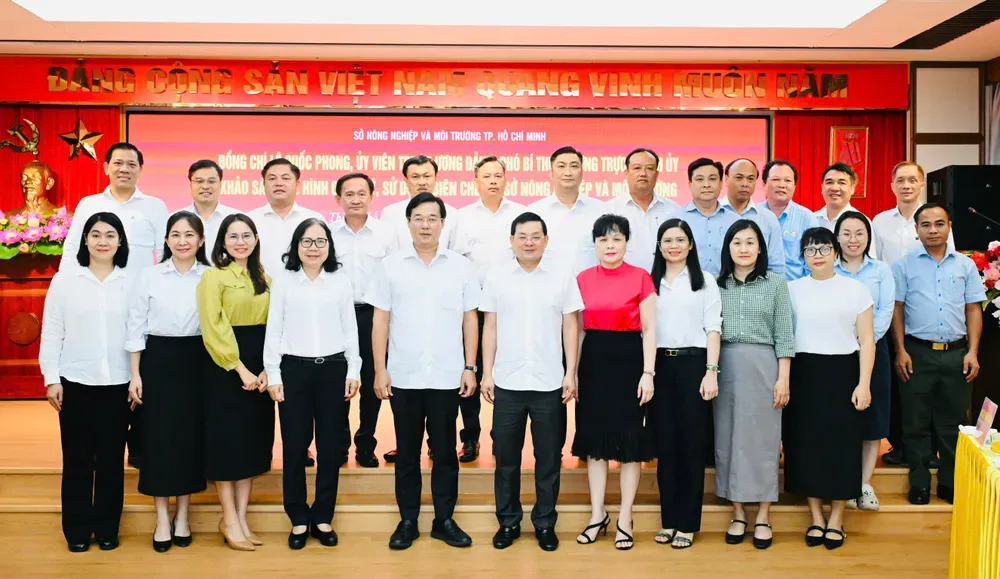 Phó Bí thư Thường trực Thành ủy TP.HCM Lê Quốc Phong cùng các đại biểu dự buổi khảo sát. Ảnh: VIỆT DŨNG