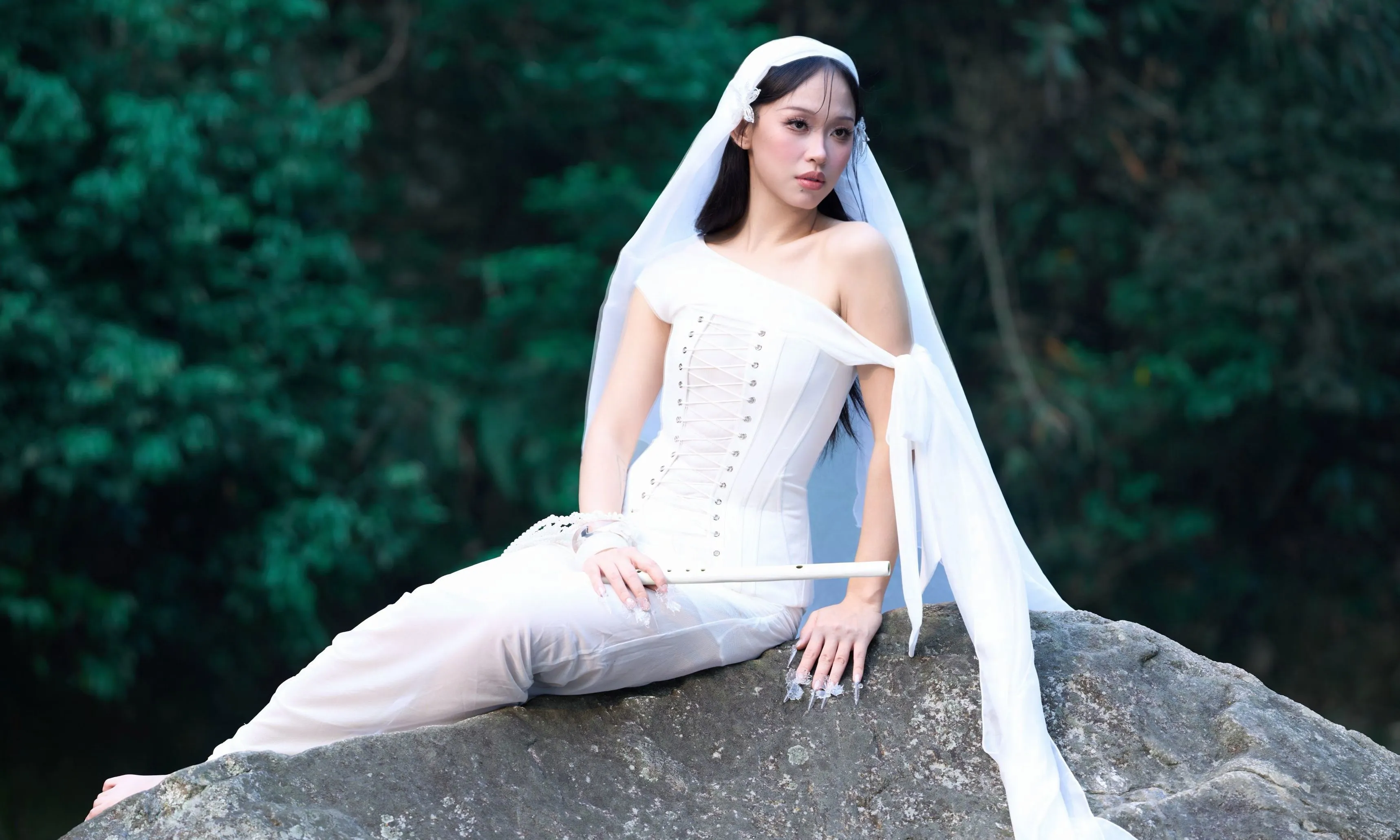 Nghệ sĩ nhạc cụ dân tộc Phú An kết hợp cùng thủ lĩnh DẠ MA Hưng BlackhearteD trong MV đầu tay “Non”