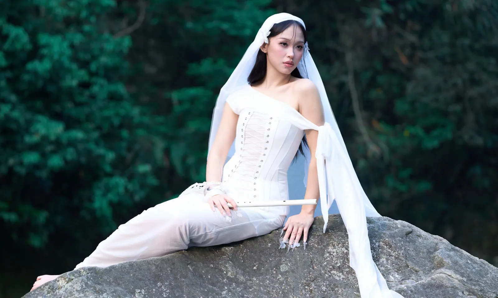 Nghệ sĩ nhạc cụ dân tộc Phú An kết hợp cùng thủ lĩnh DẠ MA Hưng BlackhearteD trong MV đầu tay “Non”