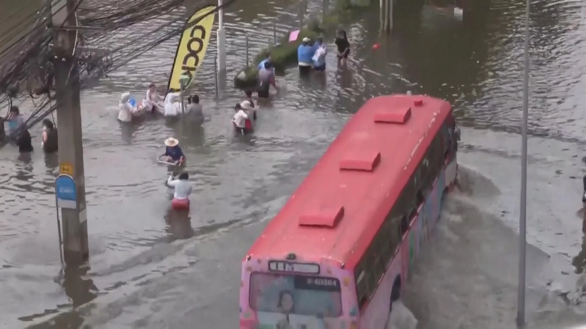 Thái Lan: Áp dụng tình trạng khẩn cấp do Bangkok ngập nặng - Ảnh 2.