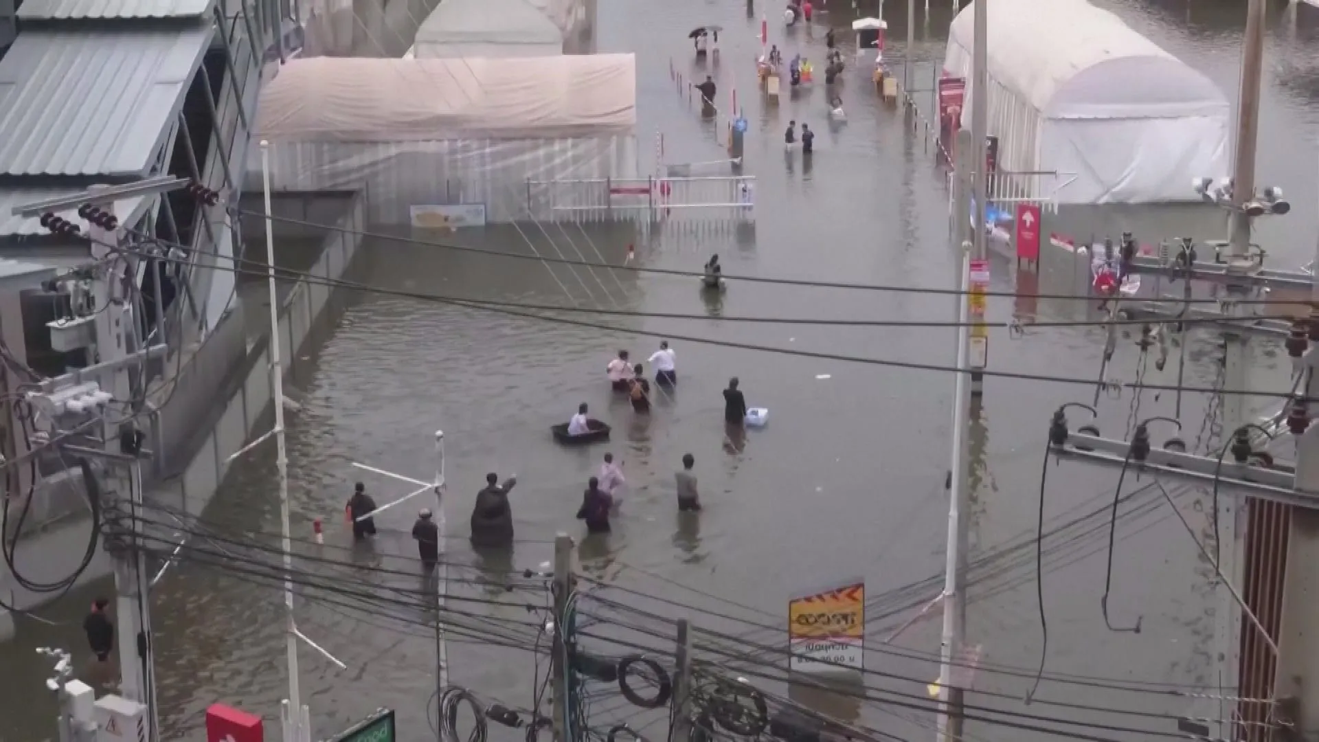 Thái Lan: Áp dụng tình trạng khẩn cấp do Bangkok ngập nặng - Ảnh 1.