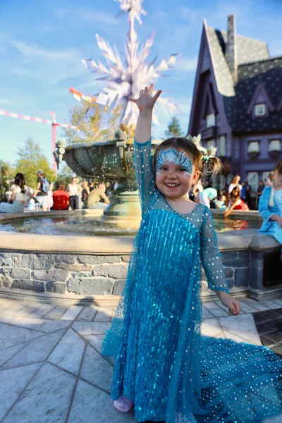 voh-be-gai-3-tuoi-di-het-12-cong-vien-disney-1