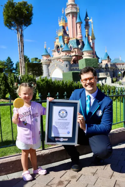 Bé gái 3 tuổi đi hết 12 công viên Disney trên thế giới