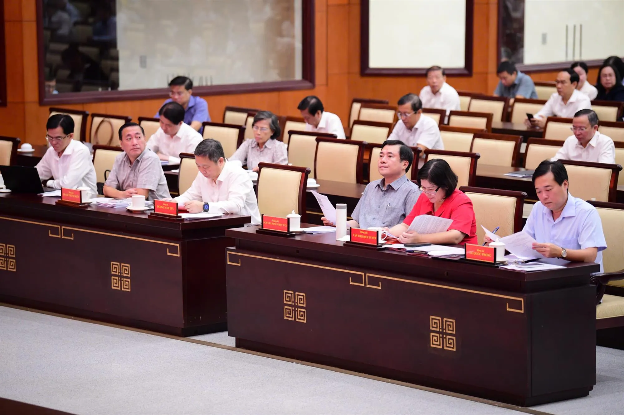 Phó bí thư thường trực Thành ủy TP. Hồ Chí Minh Lê Quốc Phong (bìa phải) cùng các Phó bí thư Văn Thị Bạch Tuyết, Nguyễn Sinh Nhật Tân và Ban Thường vụ Thành ủy TP dự hội nghị - Ảnh: Quang Định - TTO