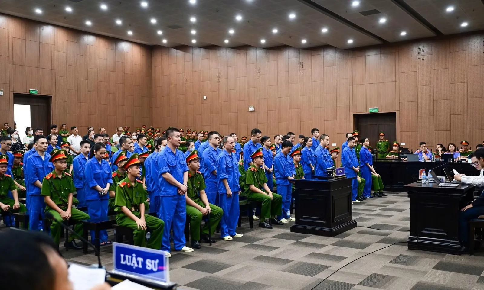 Nhiều cán bộ thừa nhận nhận tiền từ vợ chồng Mai Anh