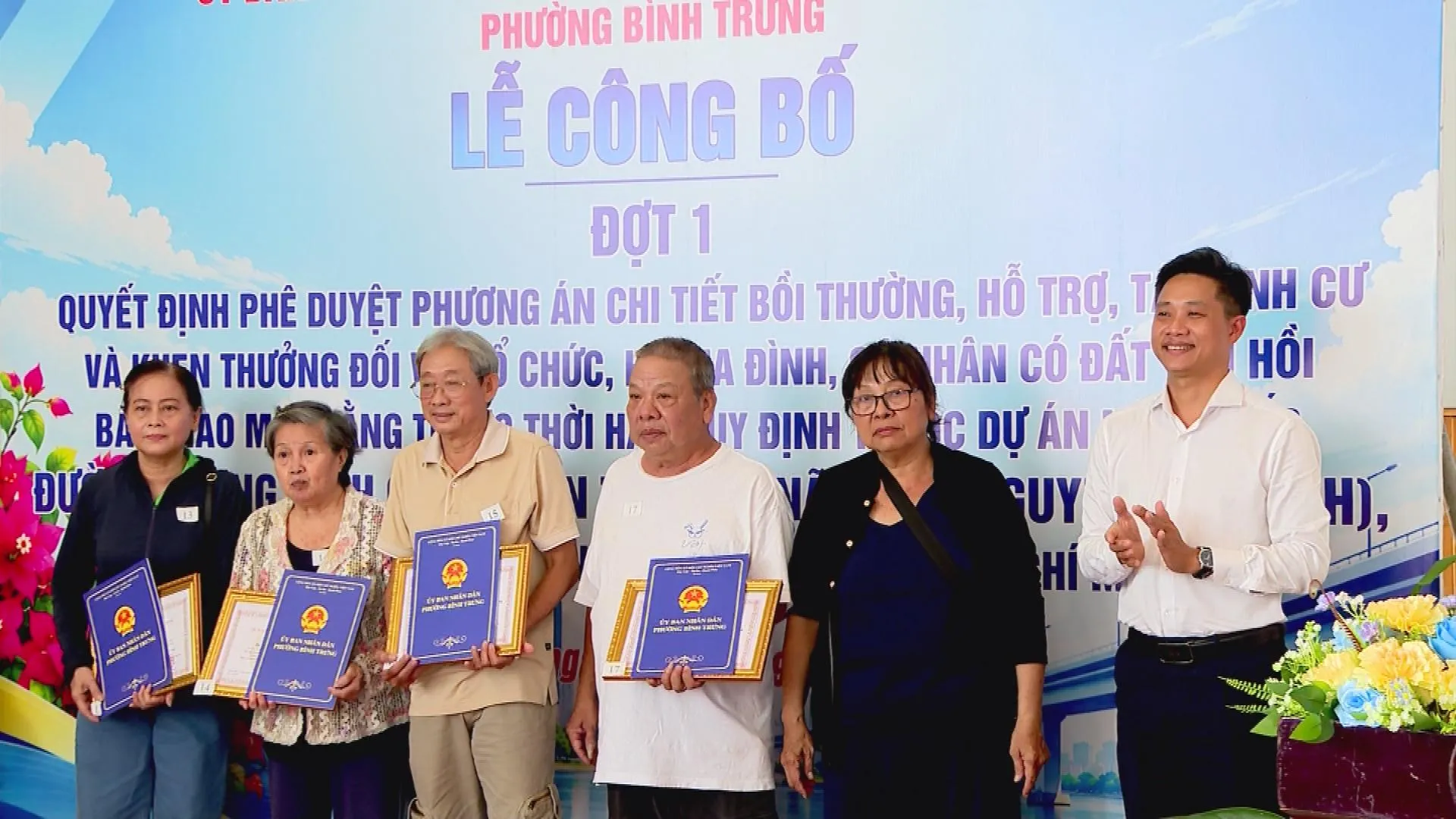 Người dân phường Bình Trưng nhận quyết định bồi thường, hỗ trợ, tái định cư và tiền thưởng bàn giao mặt bằng - Ảnh 1. Người dân phường Bình Trưng nhận quyết định phê duyệt phương án chi tiết bồi thường, hỗ trợ, tái định cư và tiền thưởng do đồng thuận bàn giao mặt bằng phục vụ dự án