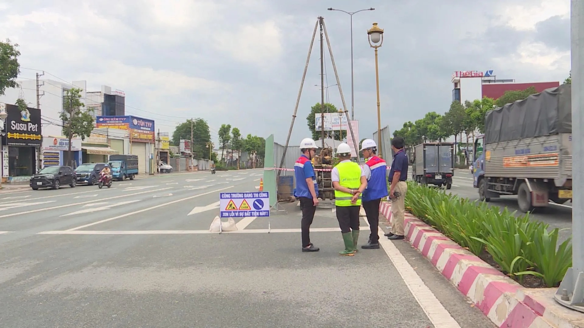 Kỹ sư và công nhân khẩn trương thực hiện công tác khoan thăm dò địa chất tại hiện trường
