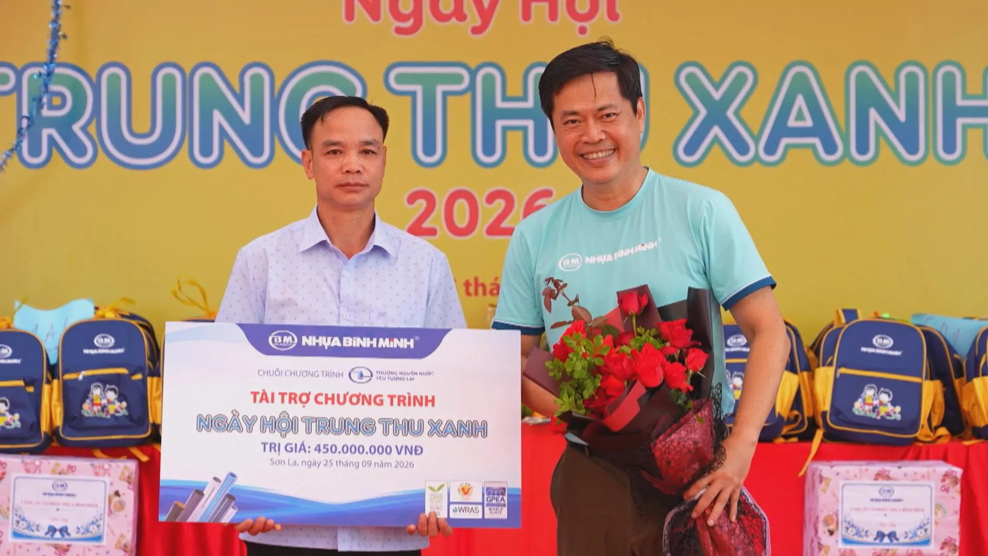 Kích hoạt báo động đỏ cứu sống người phụ nữ bị sét đánh nguy kịch | Thời sự trưa HTV ngày 29/9/2026 - Ảnh 3. Nhựa Bình Minh Miền Bắc đã trao tặng 7.500 mét ống và phụ tùng triển khai hệ thống dẫn nước từ đầu nguồn trên đỉnh núi Tà Tao, về bể lọc tổng, để đưa đến các hộ dân và bể chứa của trường Tiểu học tại bản Nậm Nghẹp