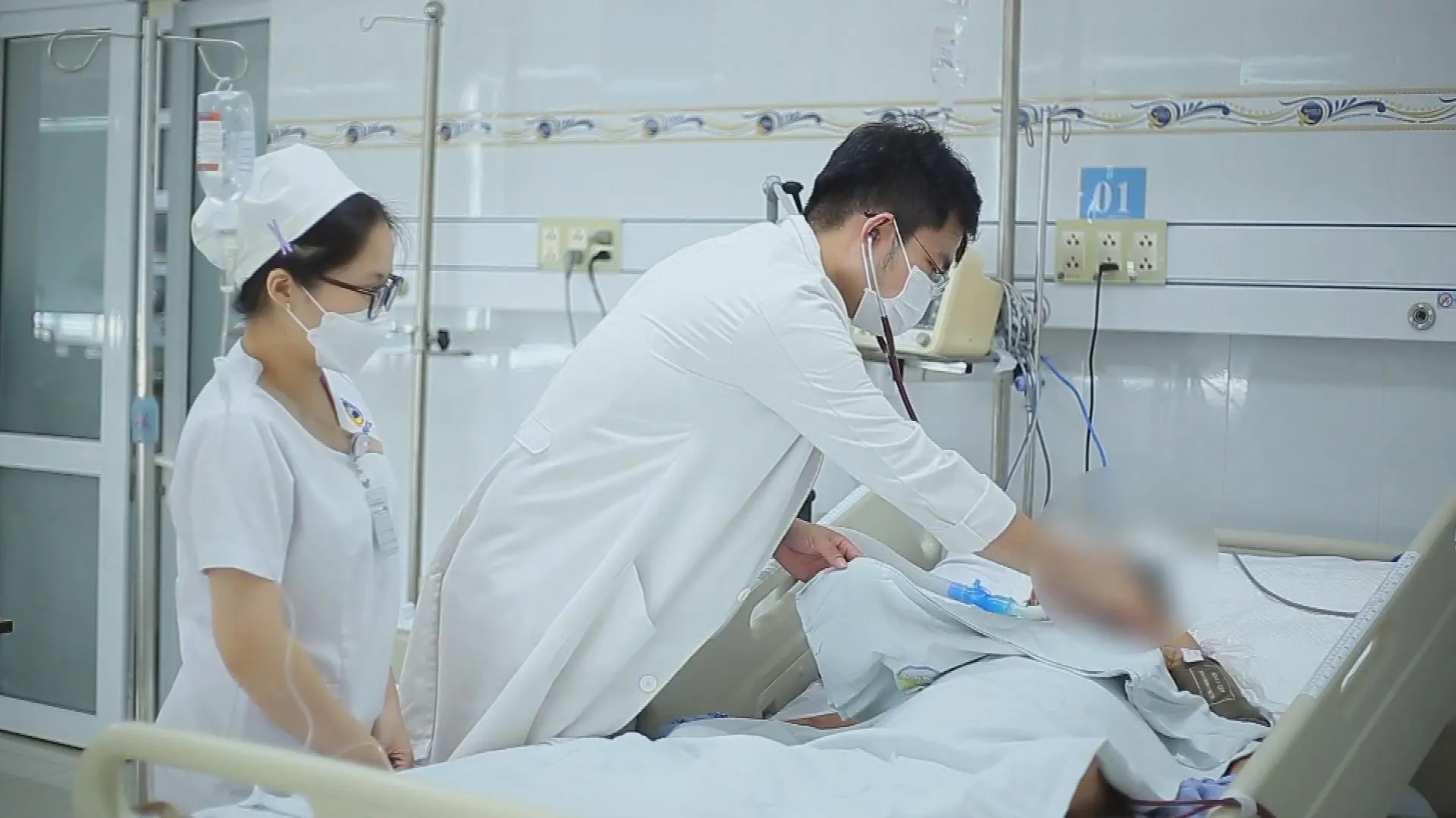 Kích hoạt báo động đỏ cứu sống người phụ nữ bị sét đánh nguy kịch | Thời sự trưa HTV ngày 29/9/2026 - Ảnh 1. Trước nguy cơ diễn tiến nặng, nạn nhân lập tức được chuyển đến Khoa Hồi sức Tích cực để điều trị, kiểm soát nguy cơ xuất huyết não, rối loạn nhịp tim đồng thời phối hợp chăm sóc toàn diện các tổn thương bỏng, mắt và màng nhĩ