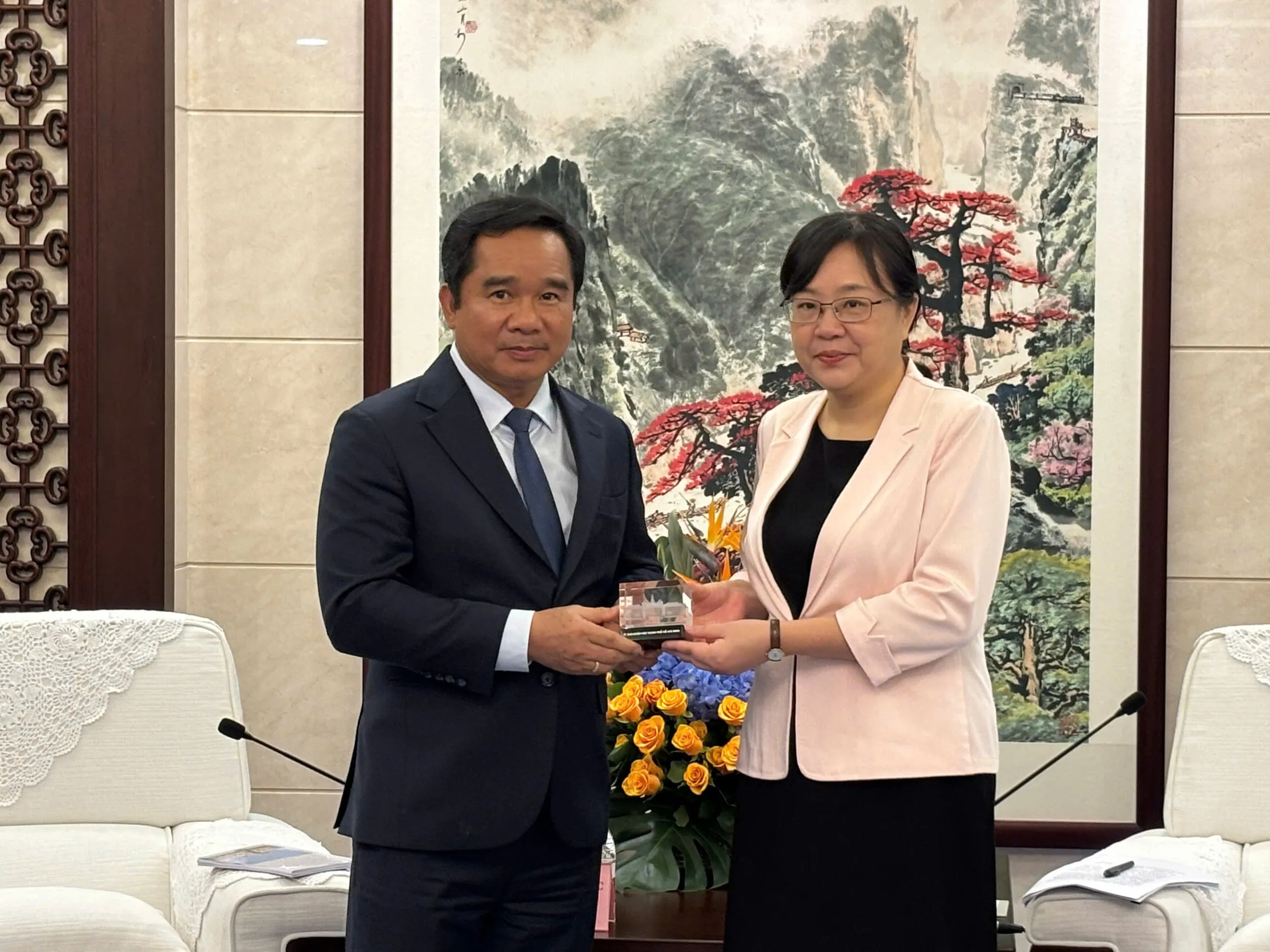 TP. Hồ Chí Minh – Quảng Đông: Thắt chặt tình hữu nghị, mở rộng hợp tác cùng phát triển - Ảnh 1. Đồng chí Nguyễn Văn Được - Chủ tịch UBND TP. Hồ Chí Minh trao tặng món quà lưu niệm ý nghĩa cho bà Trương Quốc Trí, Phó Tỉnh trưởng Quảng Đông
