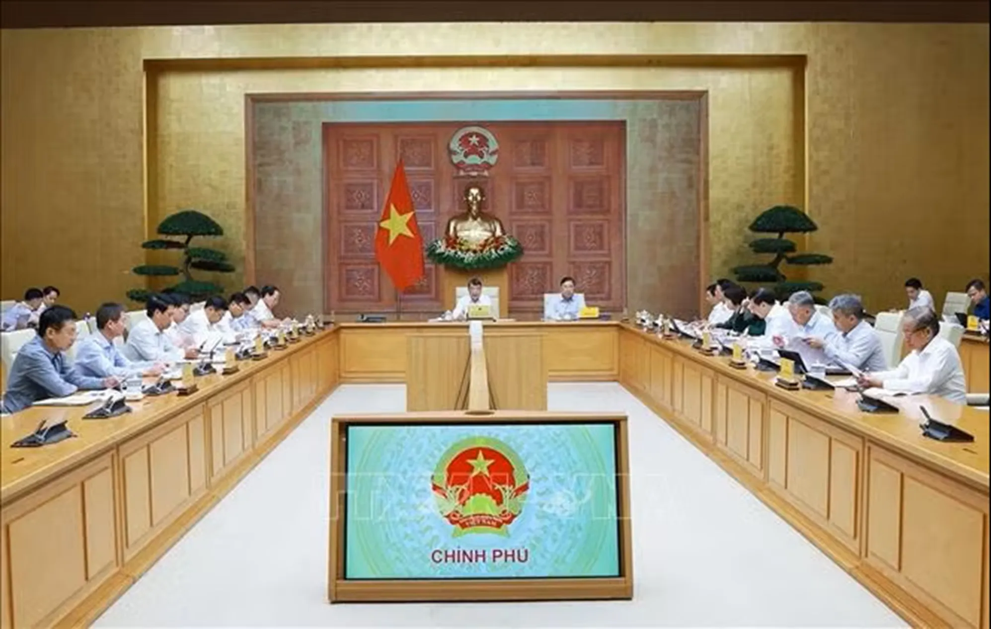 Thủ tướng Lê Minh Hưng chủ trì cuộc họp về dự án Luật sửa đổi, bổ sung một số điều của Luật Đấu thầu; Luật Đầu tư; Luật Phát triển doanh nghiệp nhỏ và vừa - Ảnh: Dương Giang - TTXVN