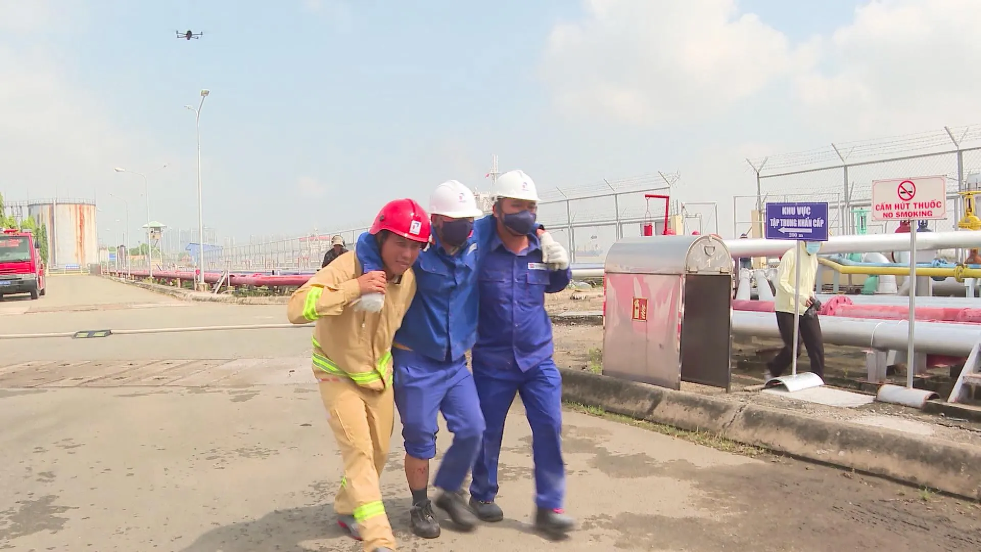Lực lượng tại chỗ nhanh chóng di chuyển, đưa nạn nhân bị kẹt out khỏi khu vực nguy hiểm trong tình huống giả định