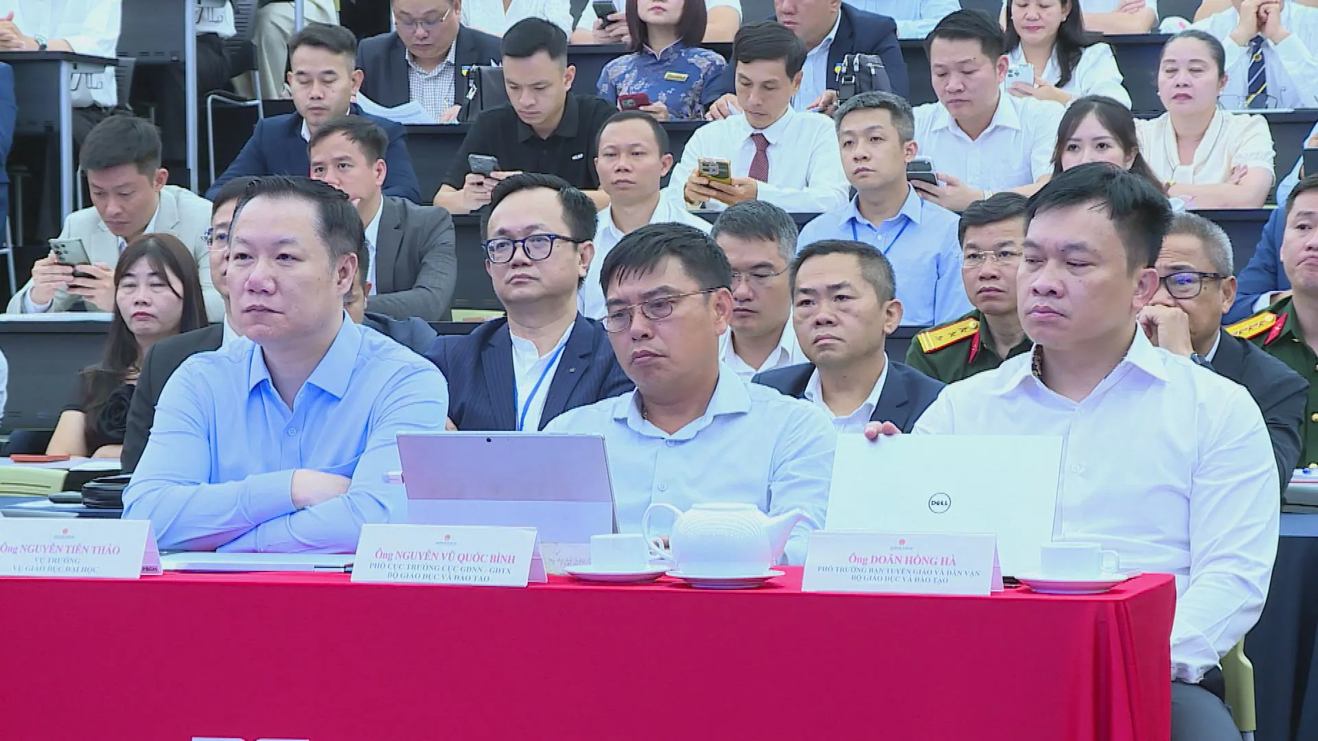 Các đại biểu đại diện Bộ Giáo dục và Đào tạo cùng đại diện các cơ sở đào tạo, doanh nghiệp tham dự diễn đàn