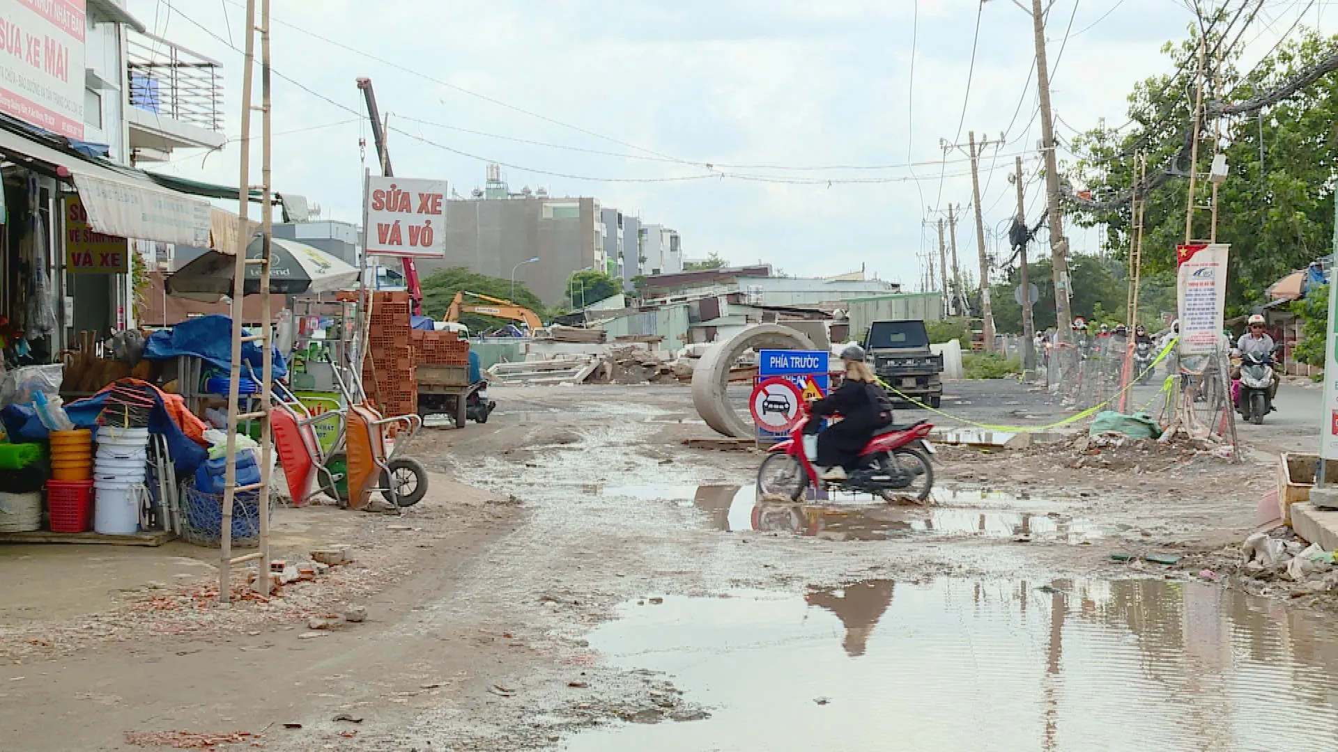 Toàn cảnh công trường thi công và khu vực nhà dân ven Rạch Xuyên Tâm