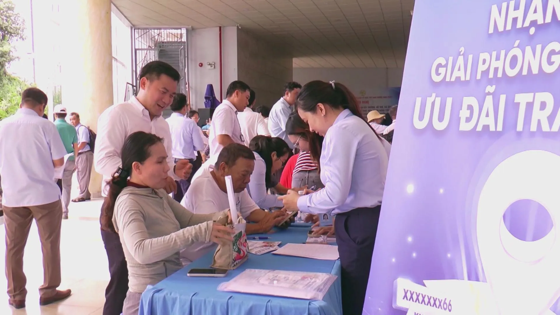 TP. Hồ Chí Minh: 16 hộ dân đầu tiên đồng thuận bàn giao mặt bằng dự án nâng cấp đường Lương Định Của - Ảnh 3. Người dân thực hiện các thủ tục liên quan đến chính sách bồi thường, hỗ trợ và tái định cư tại điểm tiếp nhận hồ sơ