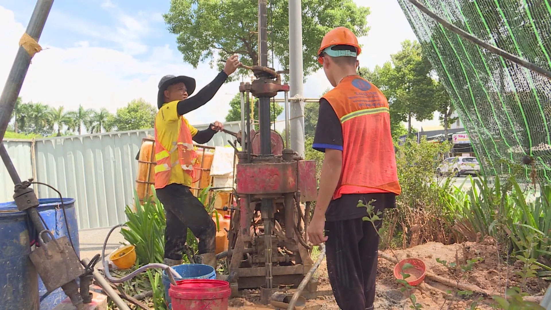Kỹ sư và công nhân khẩn trương thực hiện công tác khoan thăm dò địa chất tại hiện trường