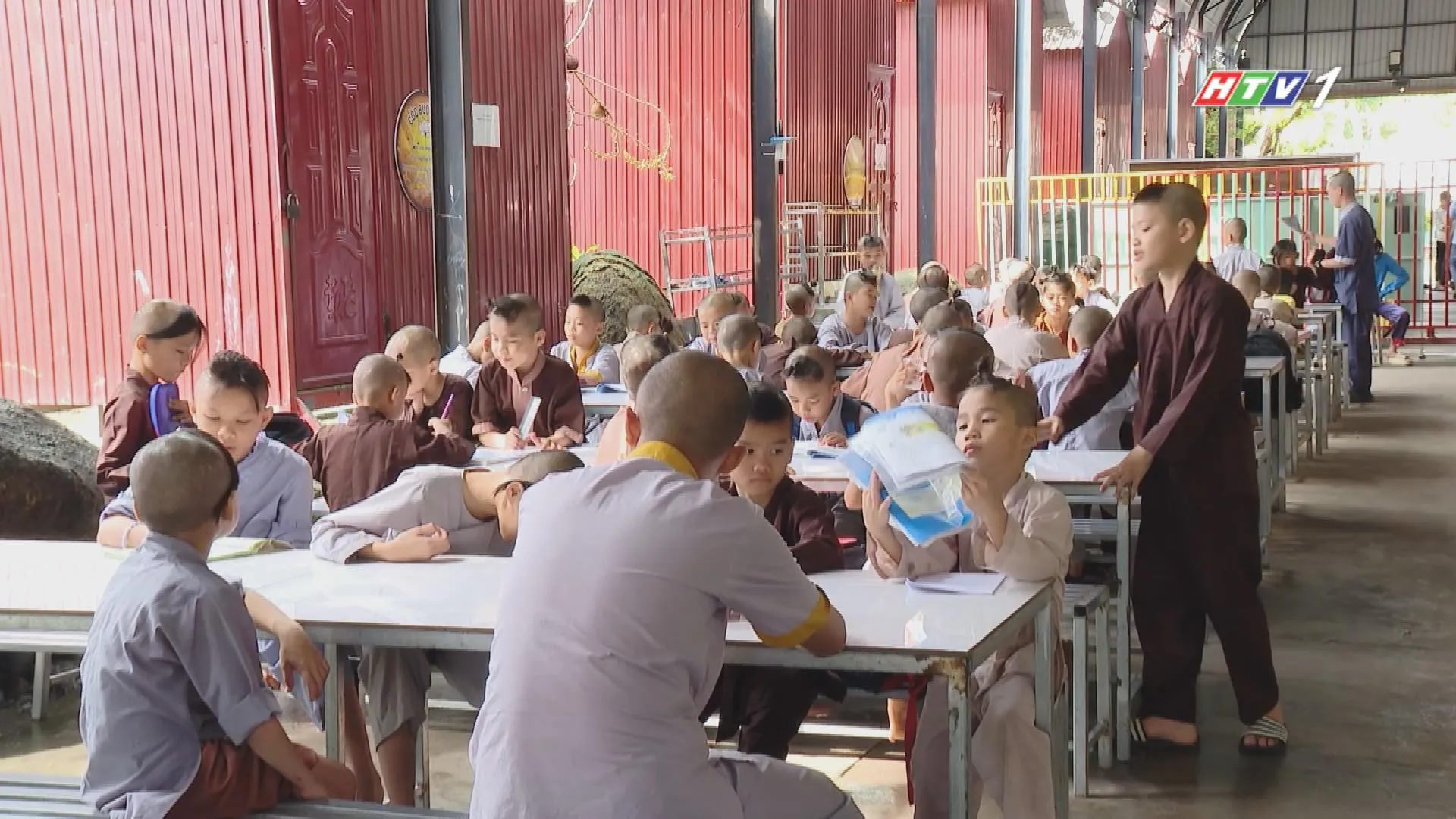 Từ mái nhà chung này, nhiều em đã lớn khôn, học đại học và tự xây dựng tổ ấm riêng. Có em lại chọn ở lại chùa, tiếp tục cùng sư thầy nuôi nấng những thế hệ tiếp theo