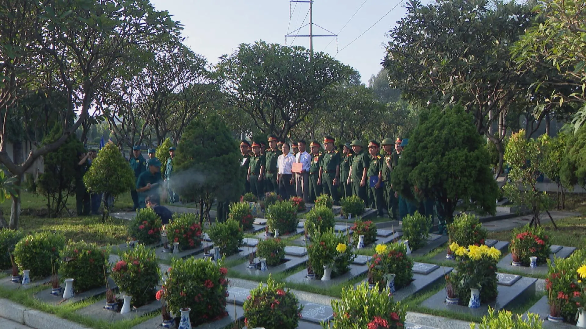 Liệt sĩ Lê Ngọc Lâm trở về trong vòng tay gia đình | Thời sự HTV ngày 29/9/2026 - Ảnh 1. Hơn năm qua, phần mộ liệt sĩ Lê Ngọc Lâm được gìn giữ tại Nghĩa trang Liệt sĩ Bình Dương, Thành phố Hồ Chí Minh. Theo nguyện vọng của thân nhân, liệt sĩ được đưa trở về quê hương Thanh Hóa để an táng
