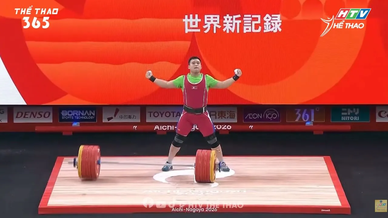 Đô cử Ro Kwang Ryol người Triều Tiên nâng thành công mức tạ 214kg, tổng cử 379kg, qua đó thiết lập kỷ lục thế giới mới