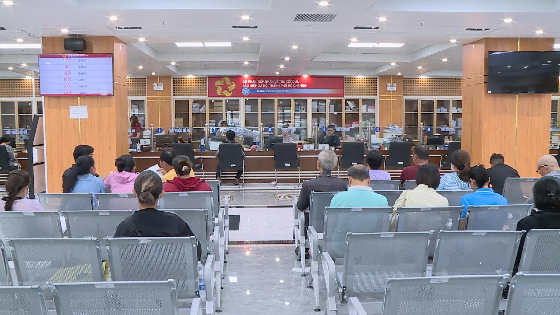 Người dân tới các cơ quan hành hính để nhận lương hưu và các khoản an sinh xã hội