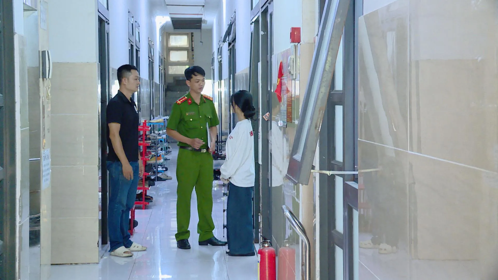 Lực lượng Công an phường Tân Bình phối hợp cùng chủ nhà trọ kiểm tra, tuyên truyền phòng chống ma túy