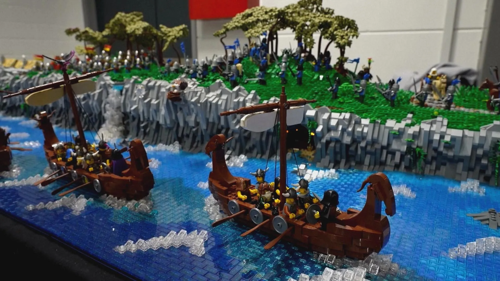 Các mô hình LEGO được đầu tư công phu, tái hiện cảnh chiến thuyền Viking giữa thiên nhiên, thể hiện khả năng sáng tạo đa dạng từ những viên gạch nhỏ