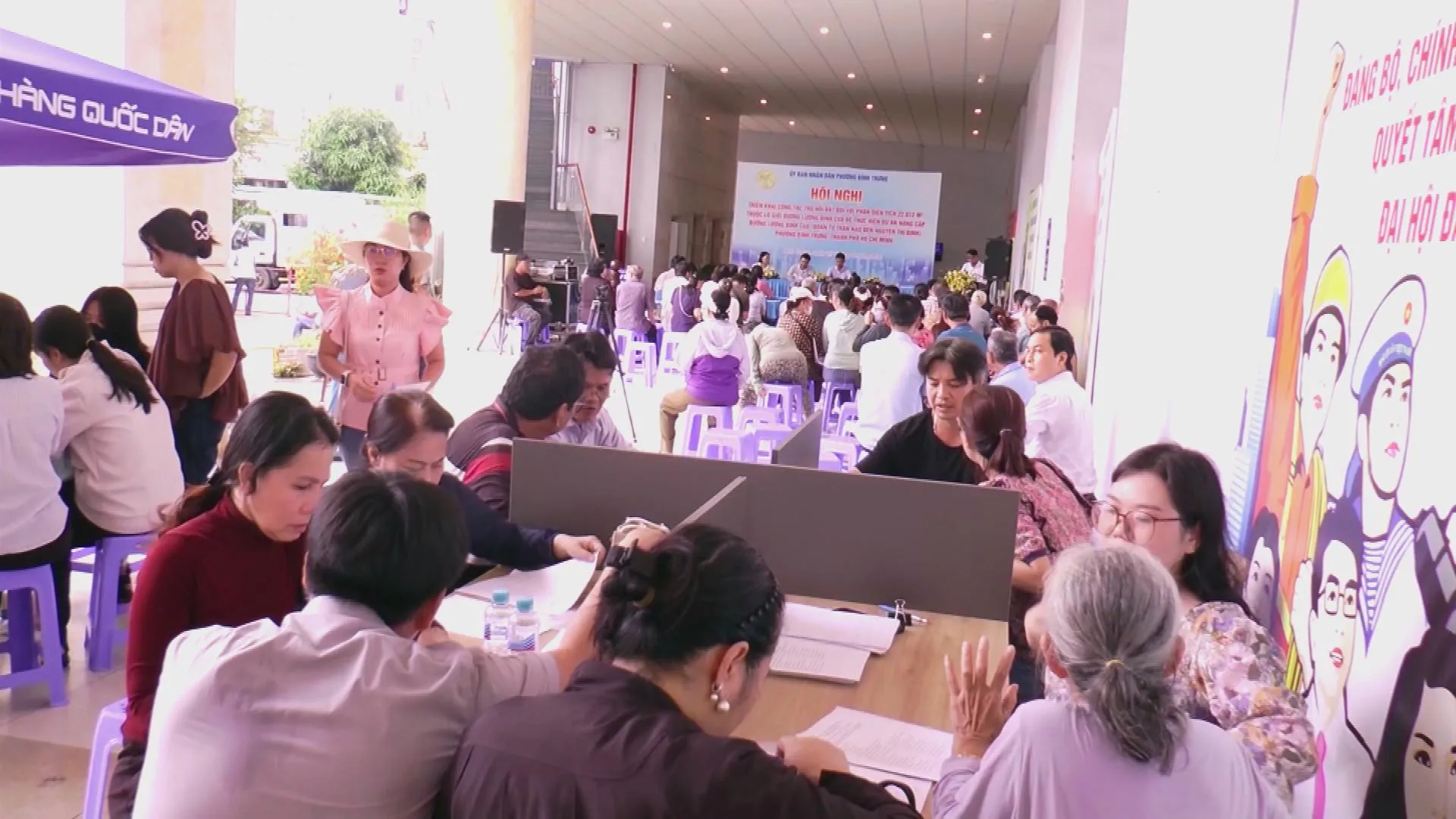 TP. Hồ Chí Minh: 16 hộ dân đầu tiên đồng thuận bàn giao mặt bằng dự án nâng cấp đường Lương Định Của - Ảnh 4. Người dân thực hiện các thủ tục liên quan đến chính sách bồi thường, hỗ trợ và tái định cư tại điểm tiếp nhận hồ sơ