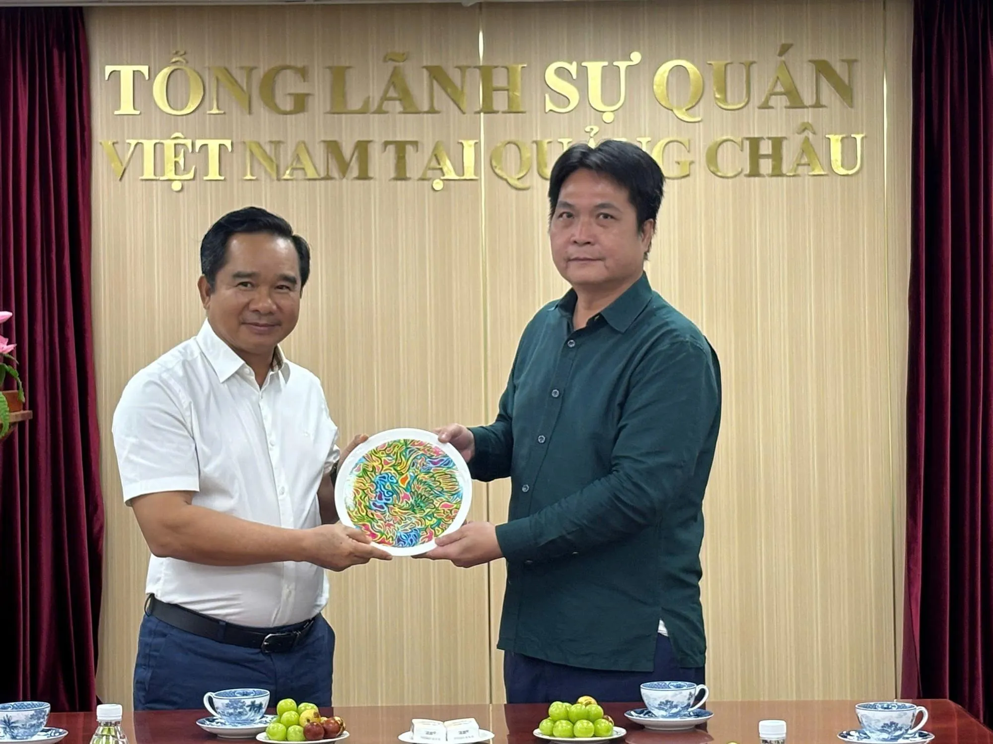 Chiều 29/9, Chủ tịch UBND TP. Hồ Chí Minh Nguyễn Văn Được đã đến thăm Tổng Lãnh sự quán Việt Nam tại Thành phố Quảng Châu, tỉnh Quảng Đông, Trung Quốc