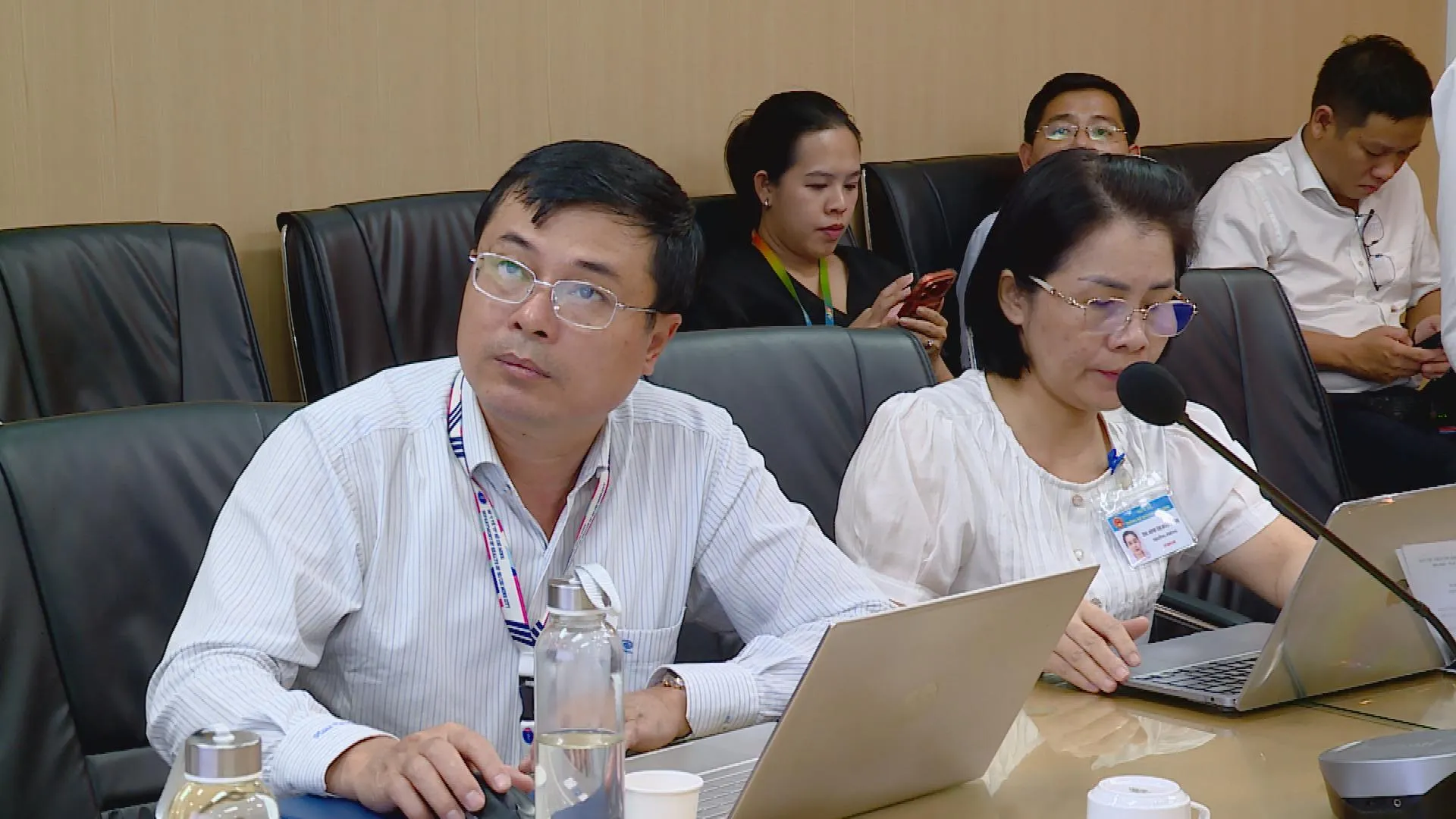 Đại biểu trao đổi tại buổi làm việc về chương trình kết nối bệnh viện với trạm y tế