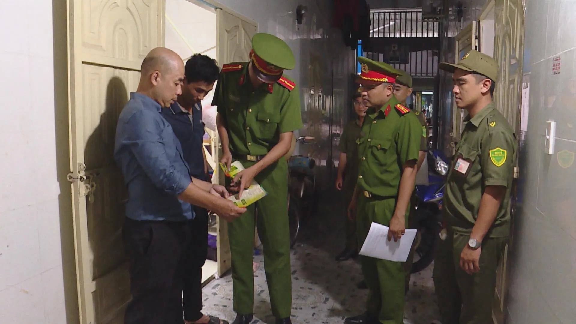 Lực lượng Công an phường Tân Bình phối hợp cùng chủ nhà trọ kiểm tra, tuyên truyền phòng chống ma túy
