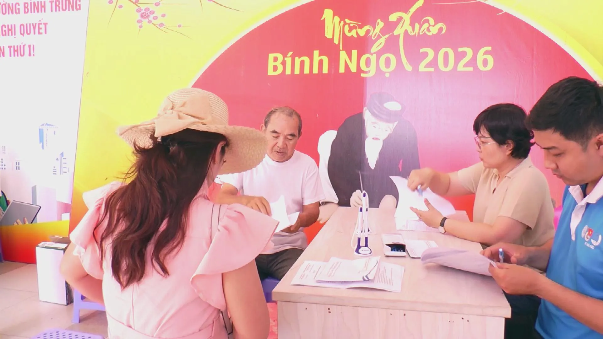 Người dân làm việc với cán bộ phường Bình Trưng về thủ tục bồi thường, hỗ trợ, tái định cư - Ảnh 2. Người dân làm việc với cán bộ phường Bình Trưng để thực hiện các thủ tục liên quan đến phương án bồi thường, hỗ trợ, tái định cư