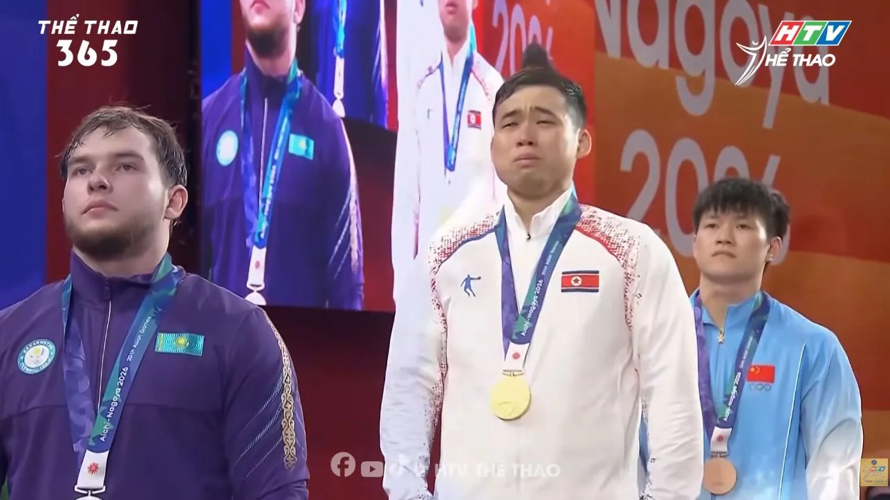 Đô cử Ro Kwang Ryol người Triều Tiên nâng thành công mức tạ 214kg, tổng cử 379kg, qua đó thiết lập kỷ lục thế giới mới