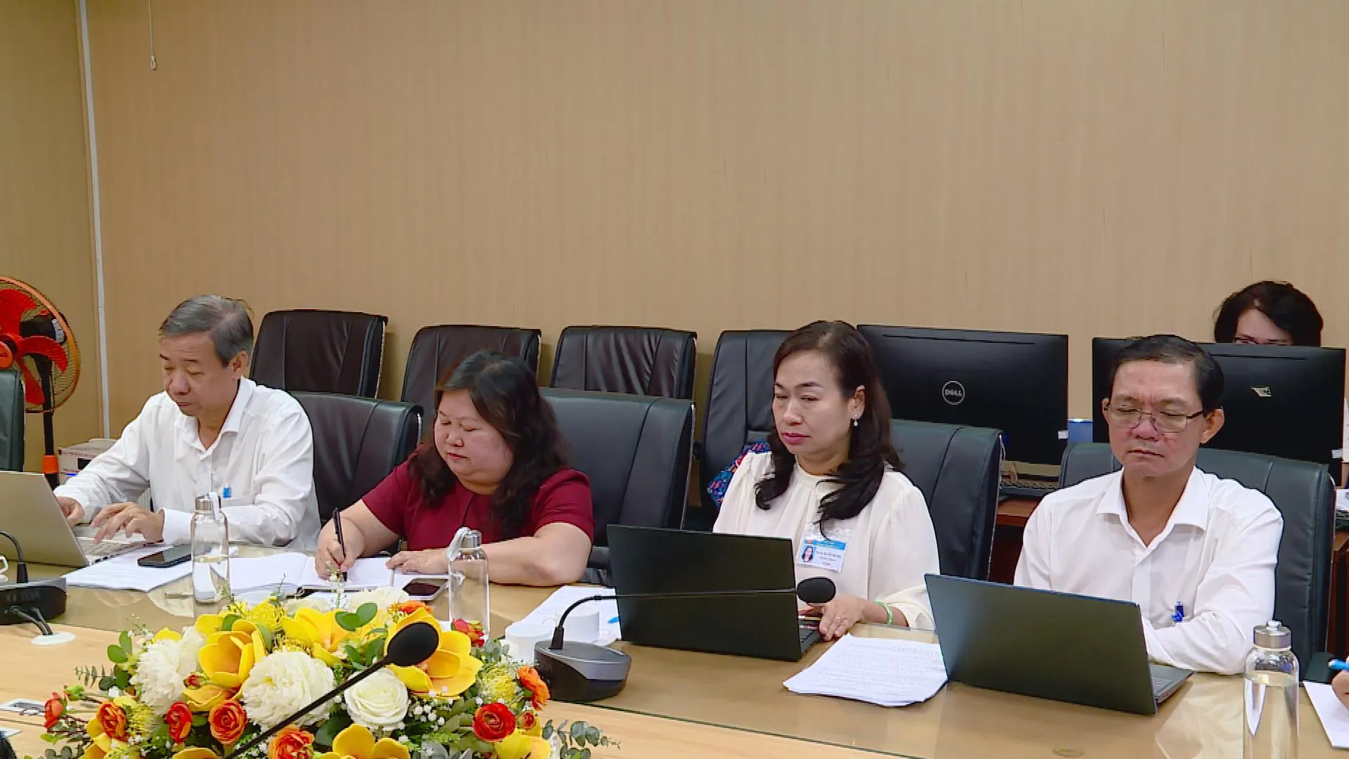 Đại biểu trao đổi tại buổi làm việc về chương trình kết nối bệnh viện với trạm y tế