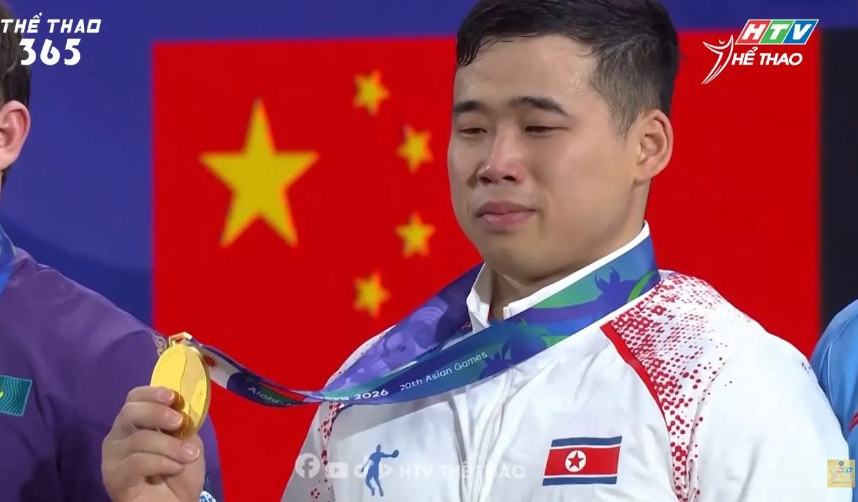 Đô cử Ro Kwang Ryol người Triều Tiên nâng thành công mức tạ 214kg, tổng cử 379kg, qua đó thiết lập kỷ lục thế giới mới