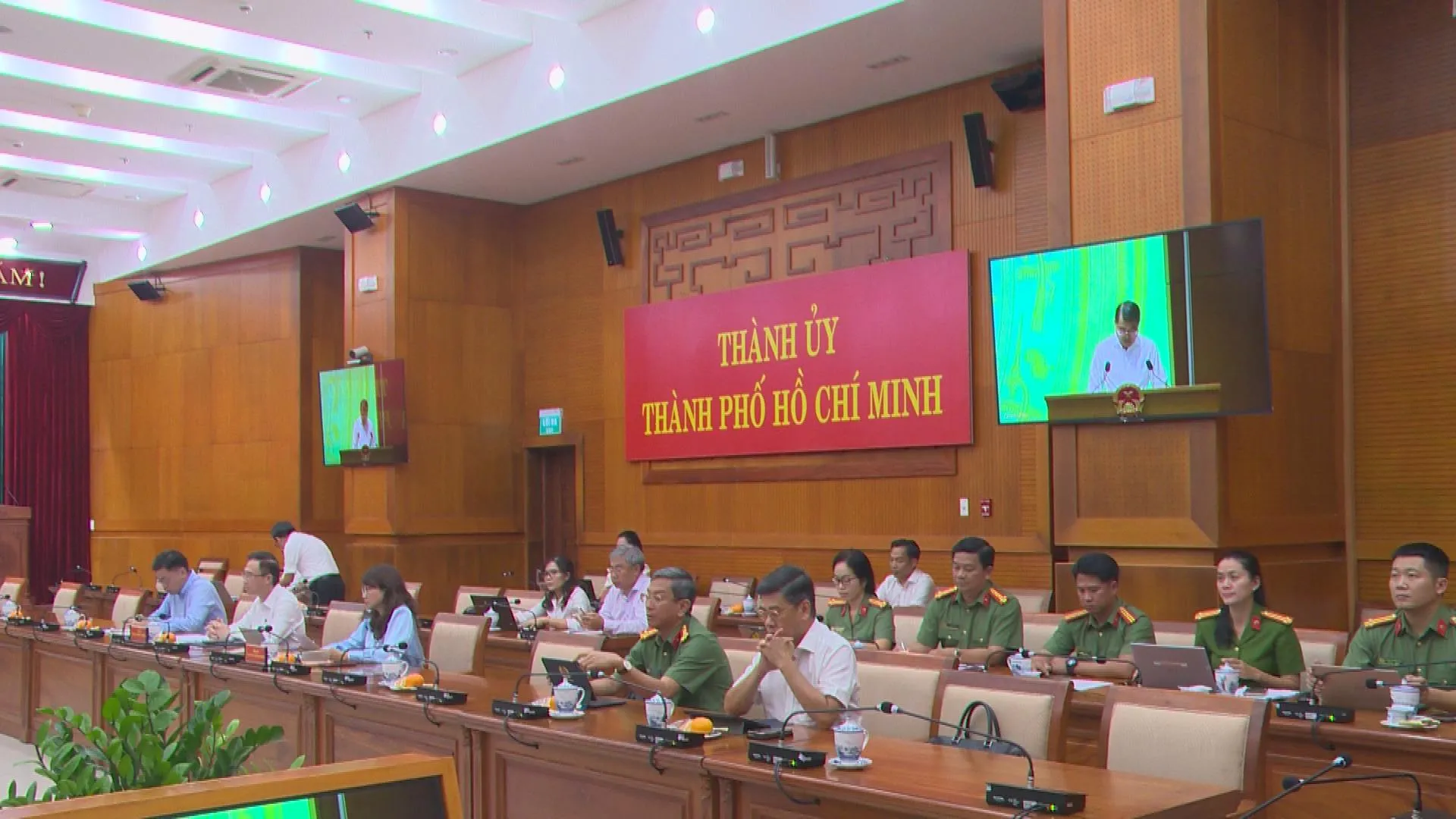 TP. Hồ Chí Minh thúc đẩy hạ tầng công nghệ và mở rộng thu hút đầu tư số - Ảnh 1. Toàn cảnh điểm cầu Thành ủy TP. Hồ Chí Minh kết nối trực tuyến với Chính phủ tại Phiên họp chuyên đề về chuyển đổi số.