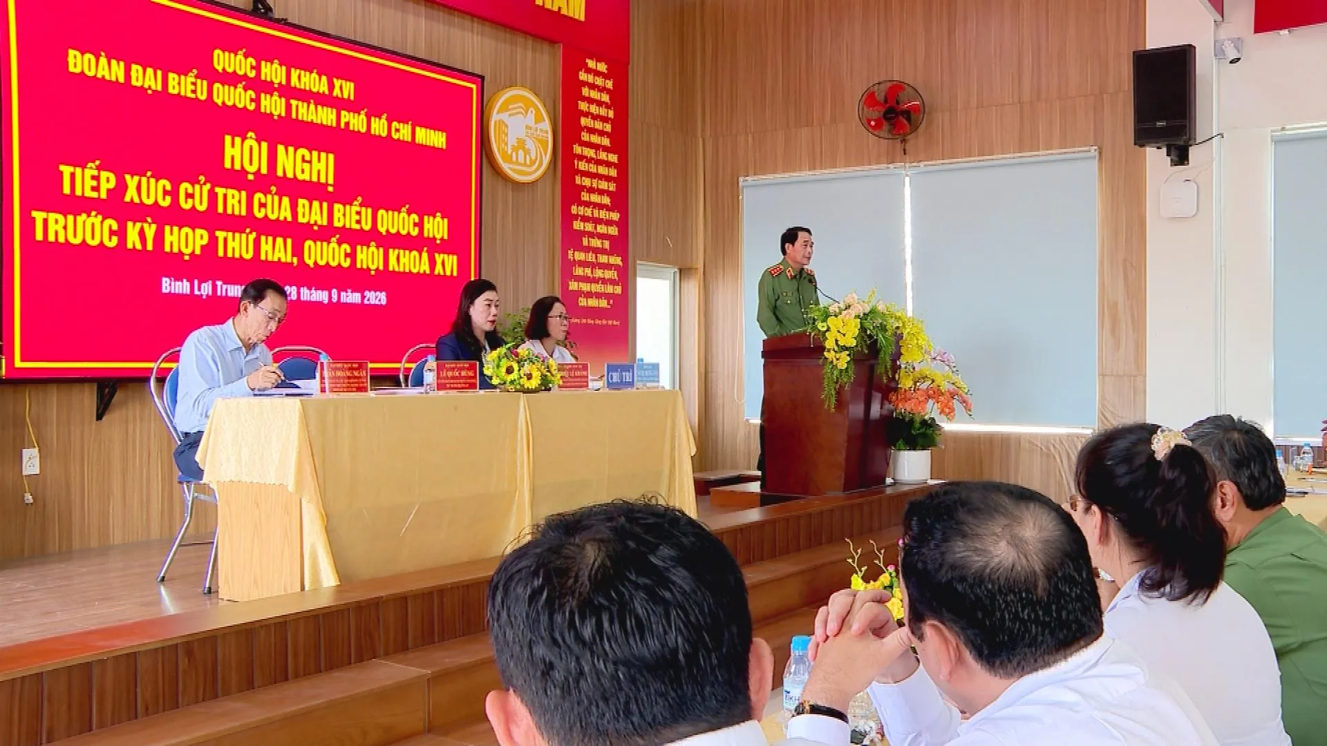 Đại diện lực lượng Công an phát biểu tại hội nghị tiếp xúc cử tri của Đoàn đại biểu Quốc hội TP. Hồ Chí Minh tại phường Bình Lợi Trung