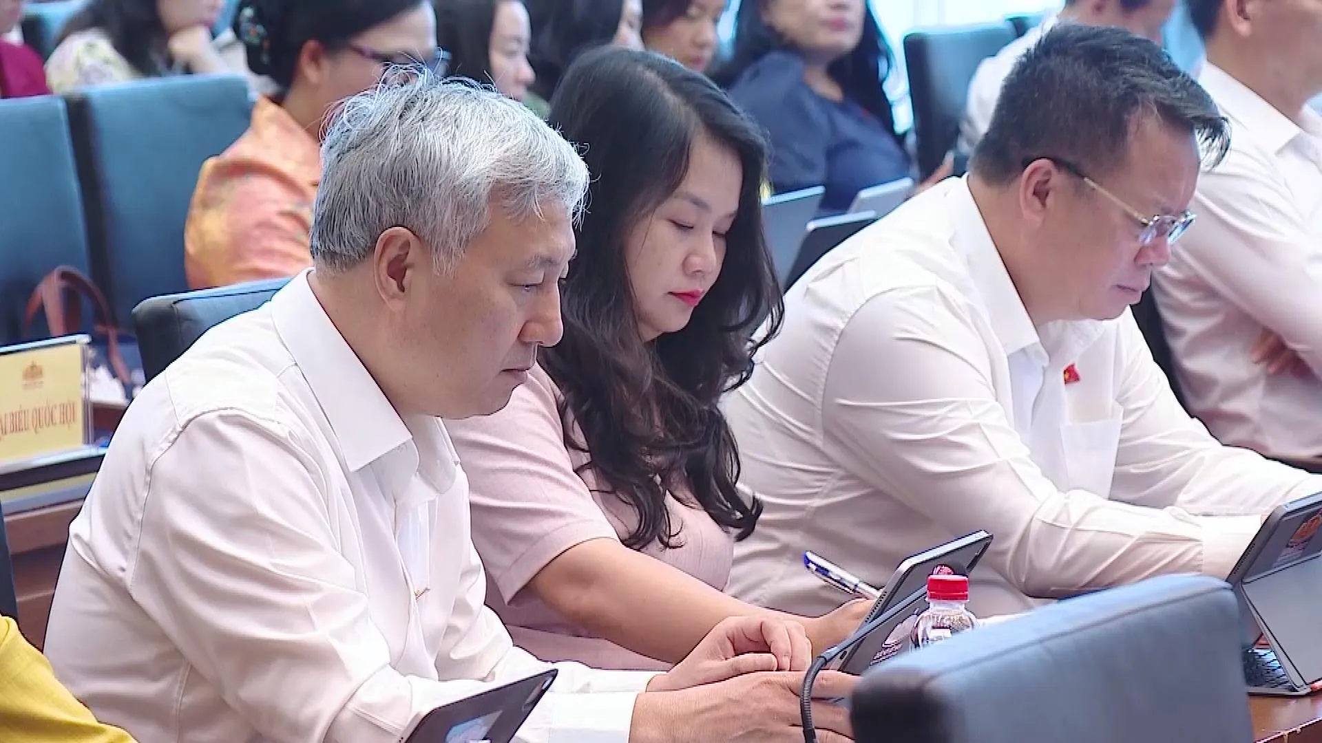 Hội Nghị Đại Biểu Quốc Hội Hoạt Động Chuyên Trách Tập Trung 17 Dự Án Luật - Ảnh 2. Các đại biểu tập trung nghiên cứu tài liệu tại Hội nghị đại biểu Quốc hội hoạt động chuyên trách lần thứ Nhất