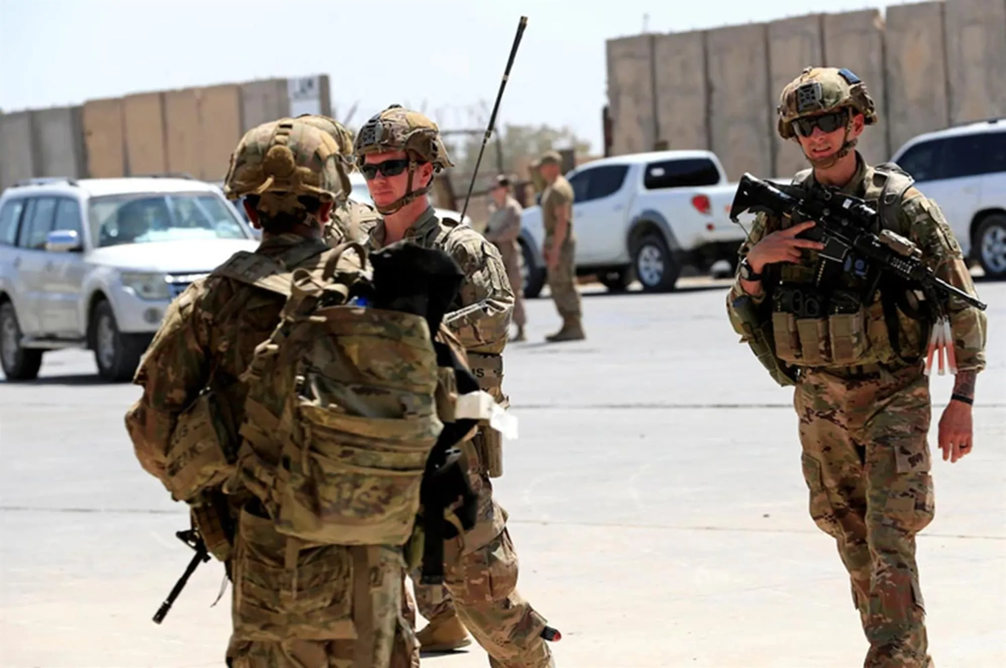 Binh sĩ Mỹ trong lễ bàn giao căn cứ quân sự Taji cho lực lượng an ninh Iraq hồi năm 2020 - Ảnh: Reuters