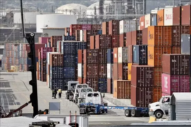 Các container hàng hóa tại cảng Long Beach, bang California, Mỹ. Ảnh: THX/TTXVN Các container hàng hóa tại cảng Long Beach, bang California, Mỹ - Ảnh: TTXVN