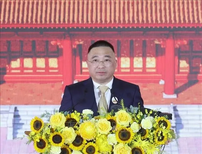 Ông Trần Minh Sơn, Thành viên Hội đồng Sáng lập, Phó Chủ tịch thường trực Tập đoàn Sun Group, đại diện đơn vị thi công phát biểu. Ảnh: Thống Nhất/TTXVN Ông Trần Minh Sơn, Thành viên Hội đồng Sáng lập, Phó Chủ tịch thường trực Tập đoàn Sun Group, đại diện đơn vị thi công phát biểu - Ảnh: Thống Nhất - TTXVN