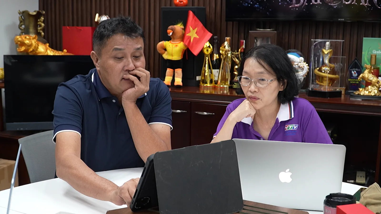 Người làm phim thay đổi ra sao khi AI "nhập cuộc"? - Ảnh 11. Đạo diễn Hồng Chi, biên tập Thùy Vân làm việc cùng các thành viên dự án