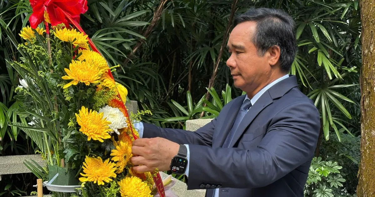 Đoàn đại biểu TP. Hồ Chí Minh viếng mộ liệt sĩ Phạm Hồng Thái tại Quảng Châu, Trung Quốc